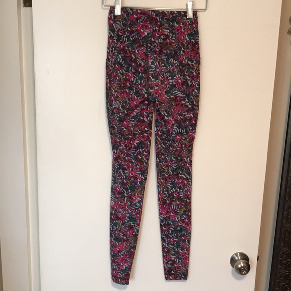 Like New LuluLemon Leggings - Picture 5 of 8